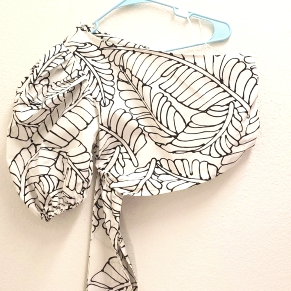 Noel Flutter One Sleeve Tops